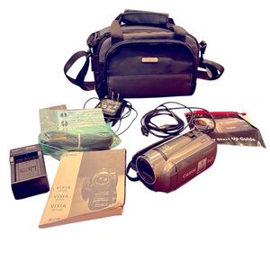 Canon VIXIA HF R200 Full HD Camcorder Kit with Dual SDXC Card Slots Case Tripod